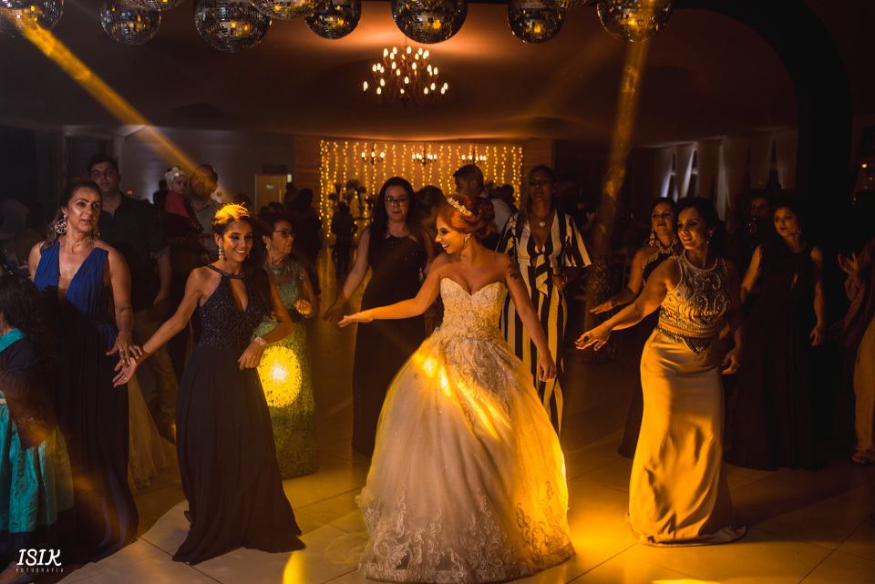 casamento de dia juiz de fora 
entrada da noiva noivo emocionado casamento feliz pais do noivo fotografia de casamento 