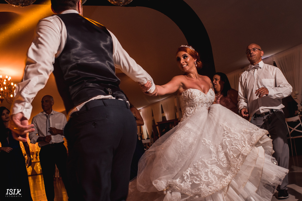 casamento de dia juiz de fora 
entrada da noiva noivo emocionado casamento feliz pais do noivo fotografia de casamento 