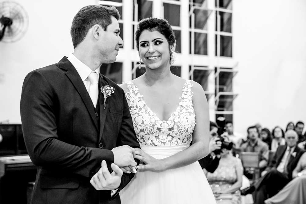 noivos se olhando no altar