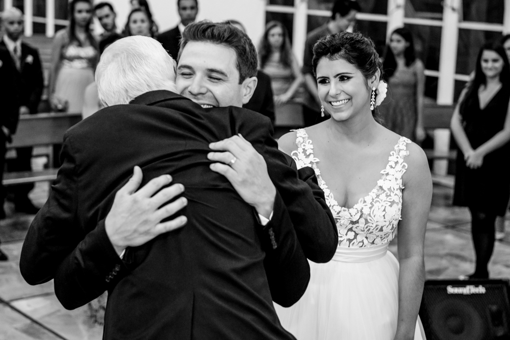 noivo abraçando o pastor seu pai