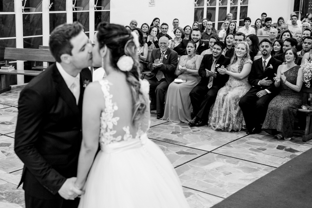 noivos beijando no altar