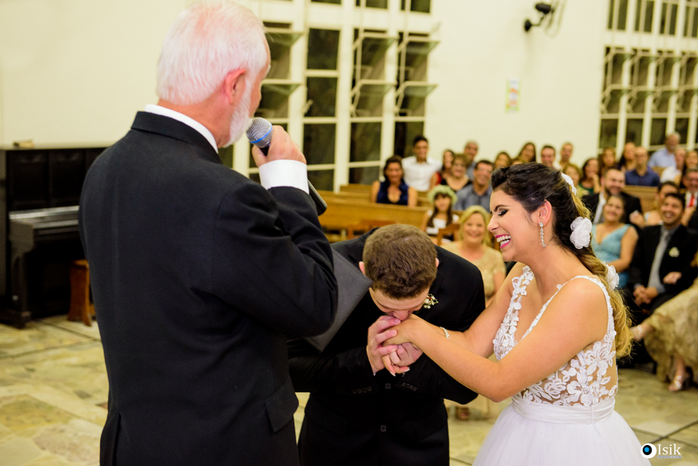 noivo beijando a mão da noiva