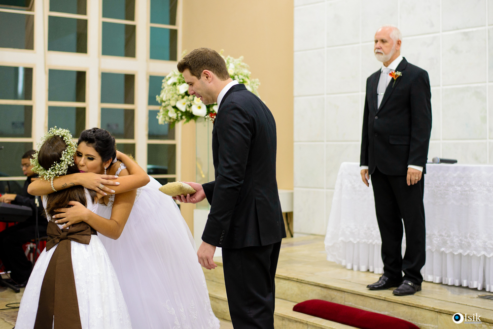 noiva abraçando a daminha