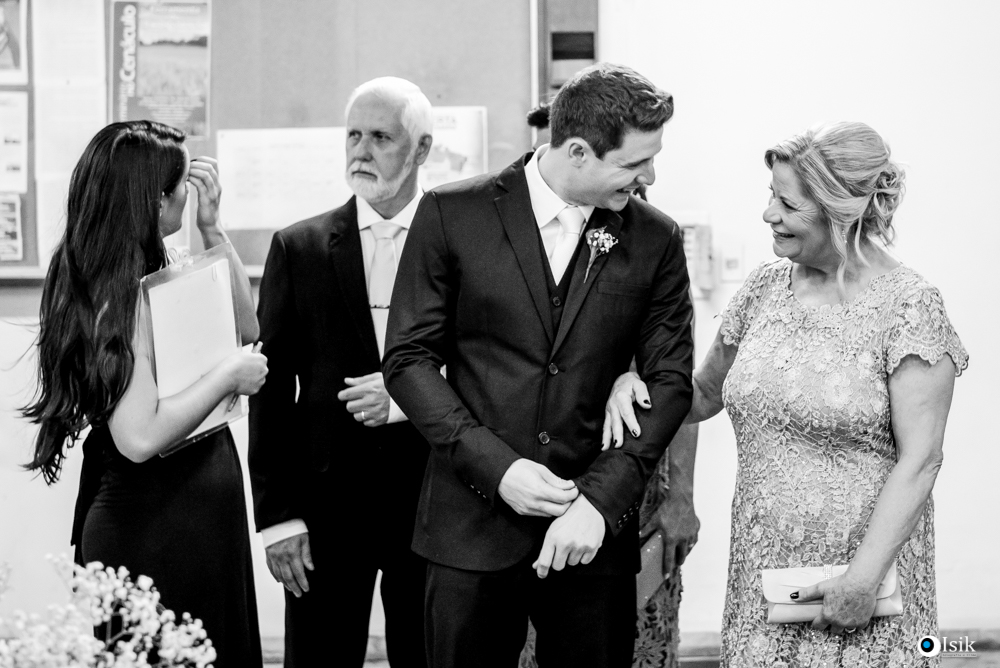 noivo entrando com sua mãe