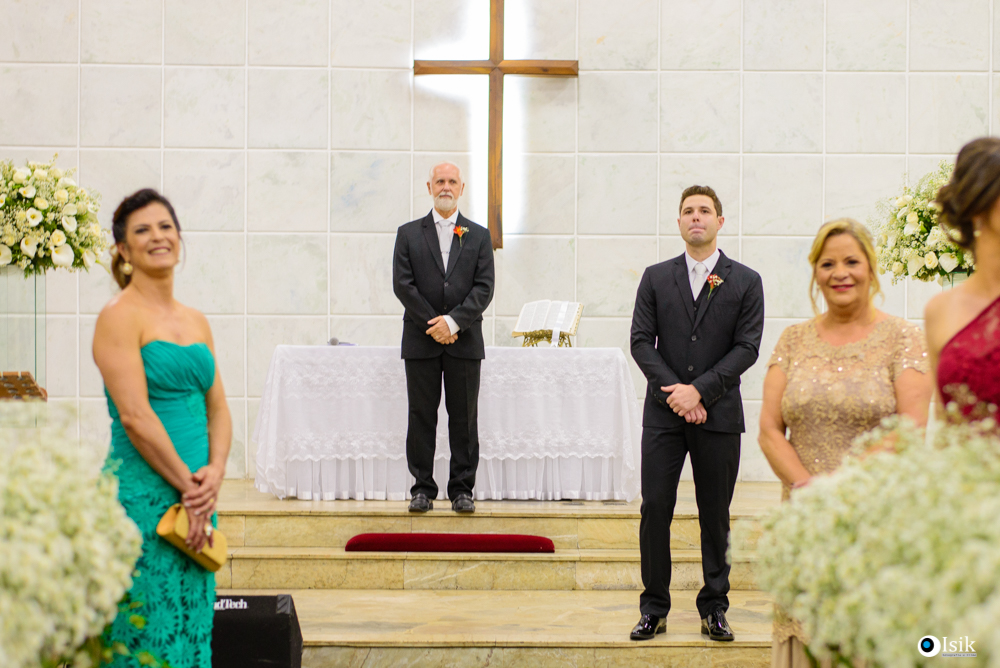 noivo aguardando a noiva no altar