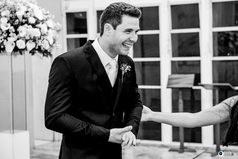 noivo sorrindo para noiva chegando no altar