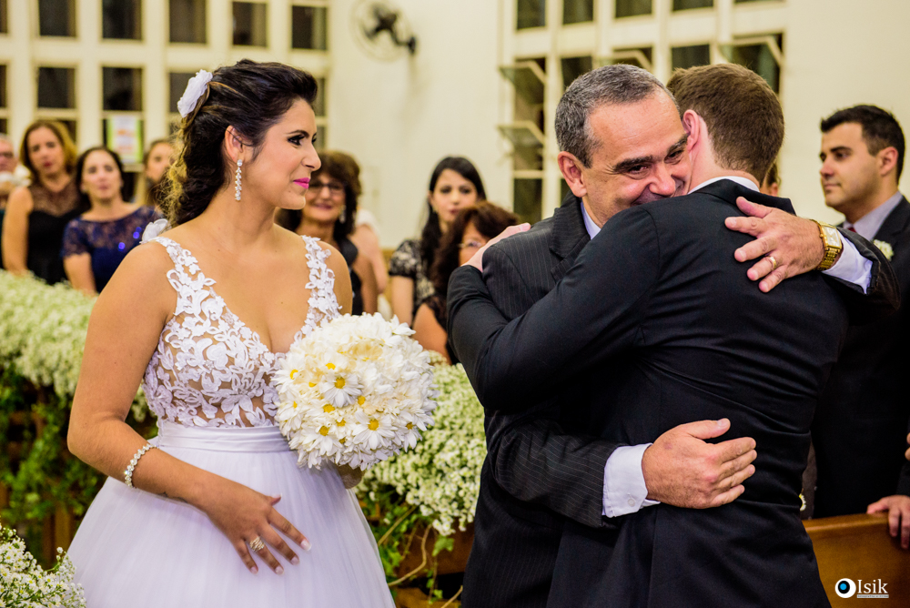 pai da noiva cumprimentando noivo