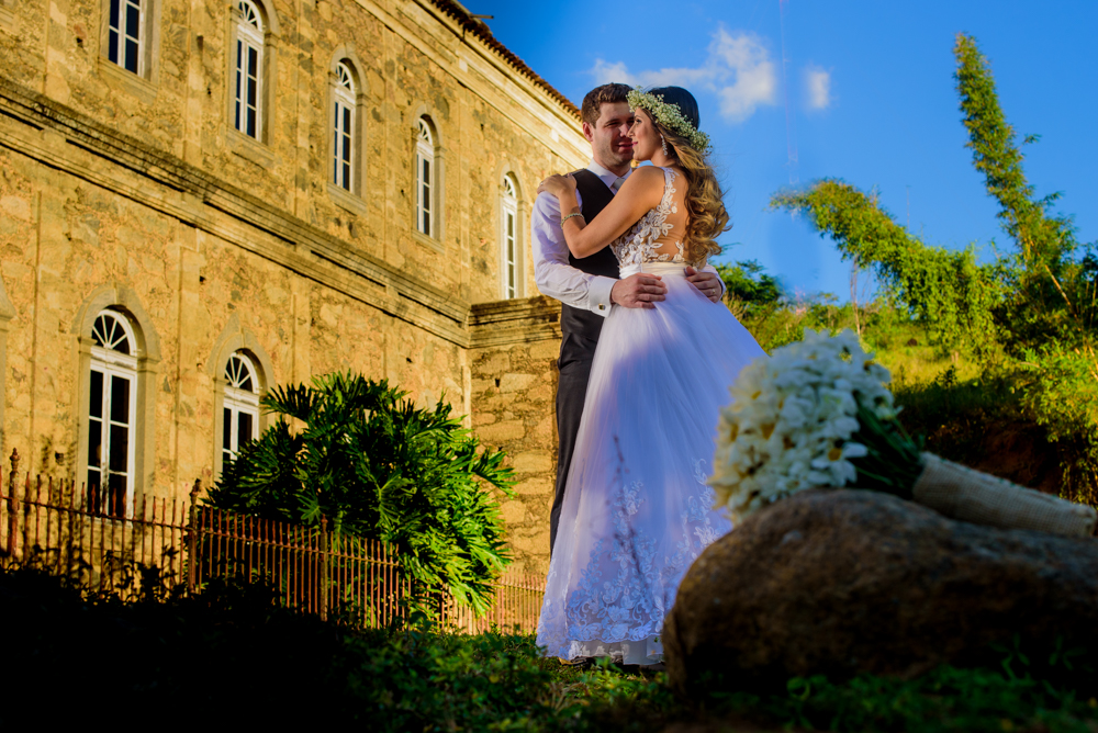 noivos com céu azul