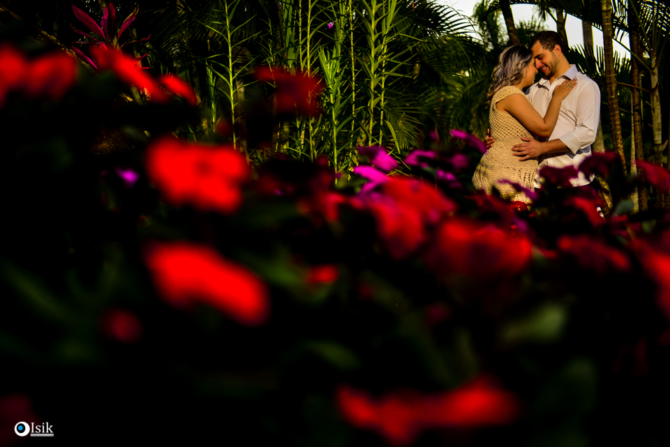 casal com flores no ensaio