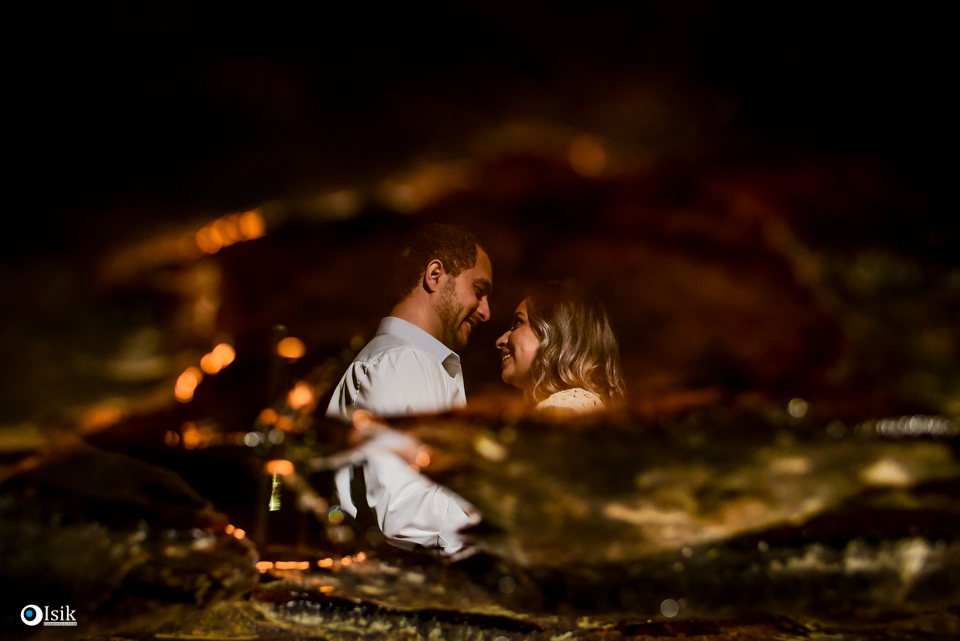reflexo de noivos na poça d agua