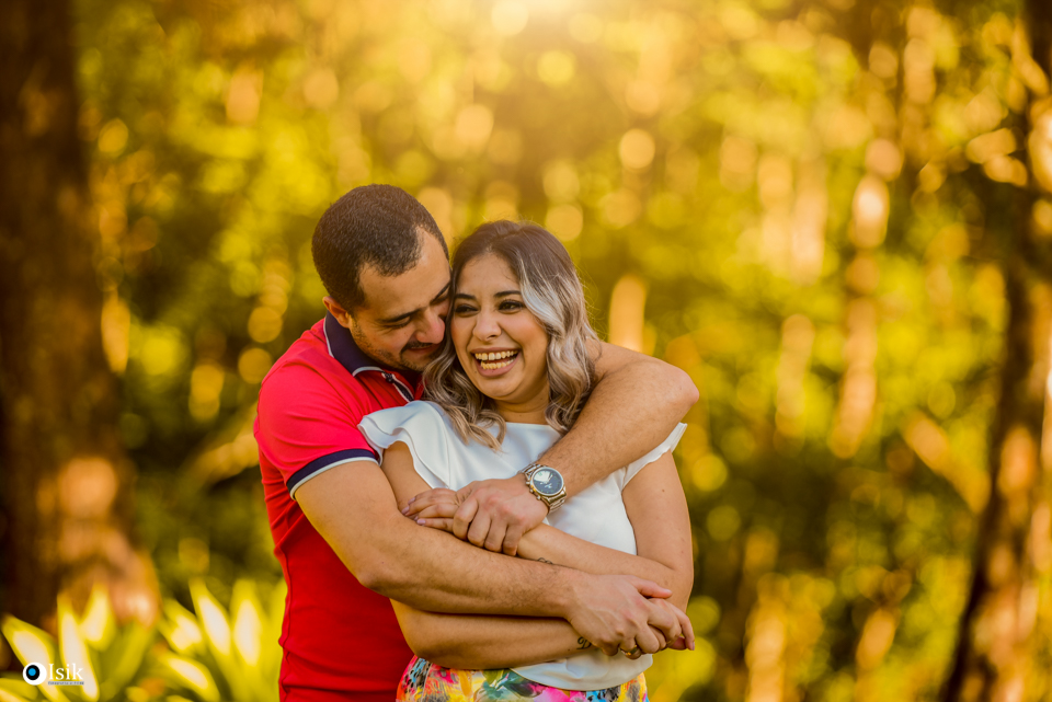 noivos se abraçando no ensaio