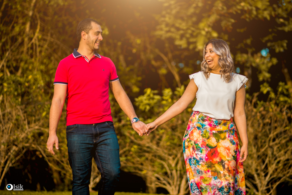 noivos de mãos dadas no casmaento