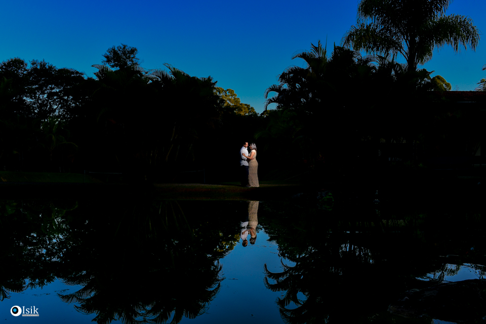 reflexo noivos na lagoa