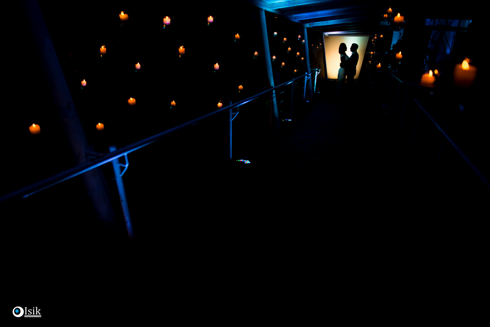 noivos com velas em seu casamento