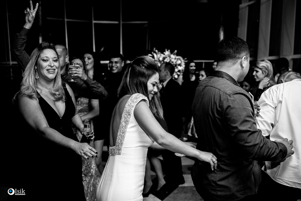 noiva dançando trenzinho