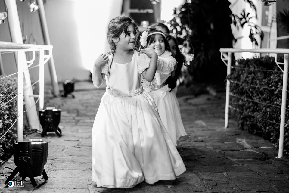 crianças brincando de trenzinho