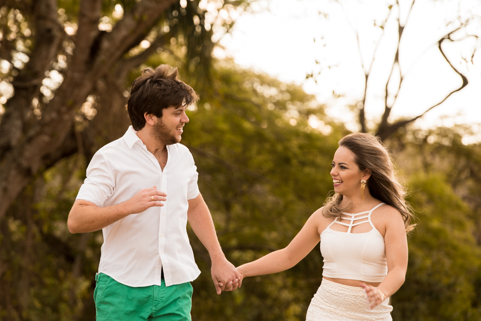 casal correndo em ensaio