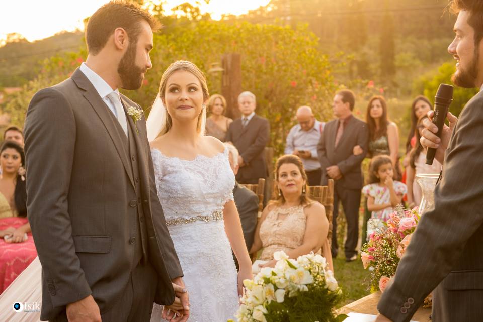 olhar entre os noivos no altar