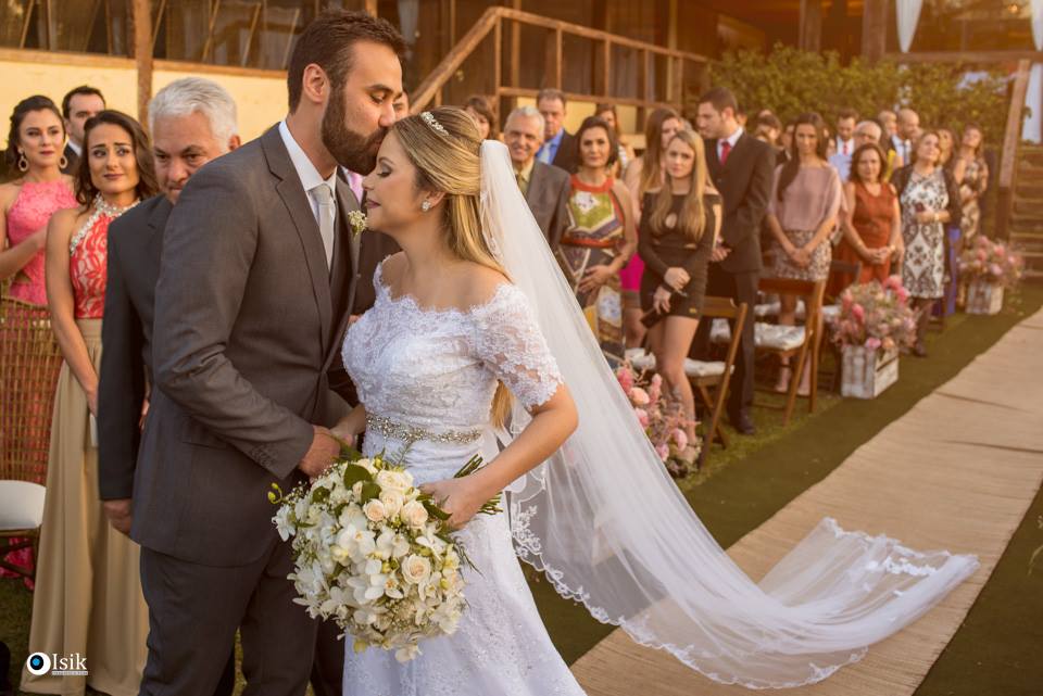 beijo do noiva na noiva na entrada da cerimônia