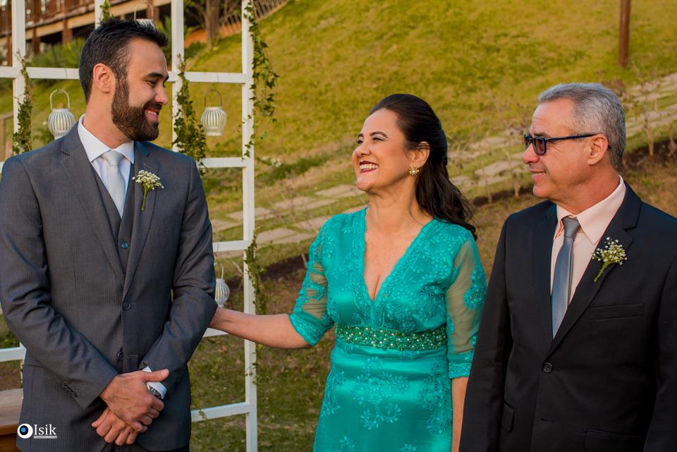 noivo esperando a noiva no altar