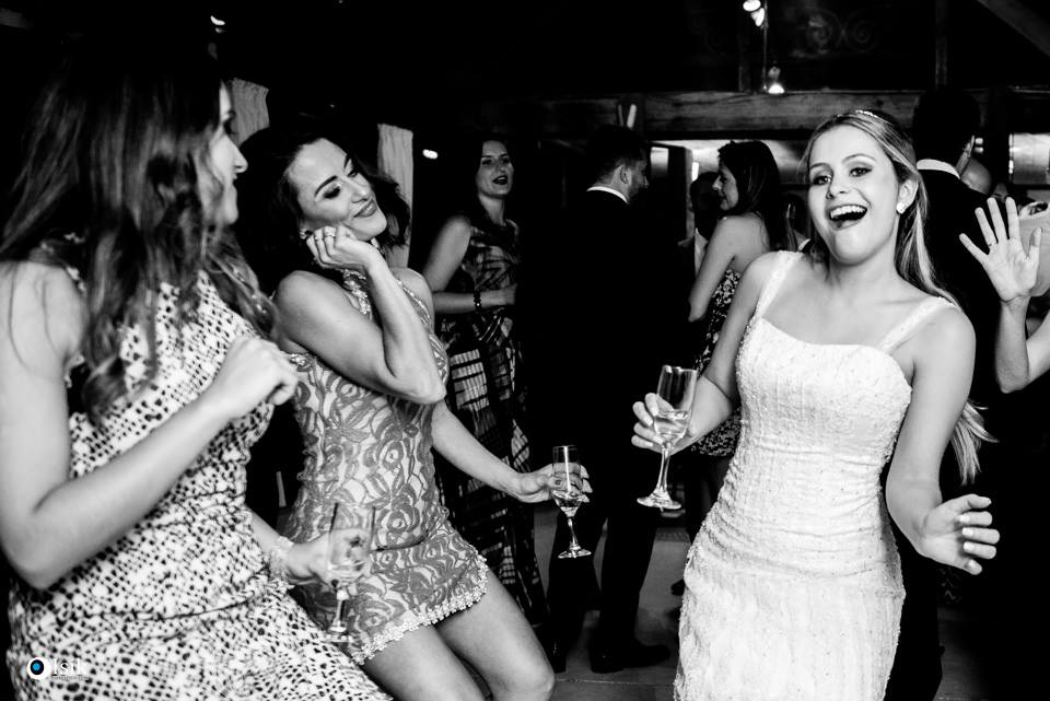 madrinhas aproveitando o casamento