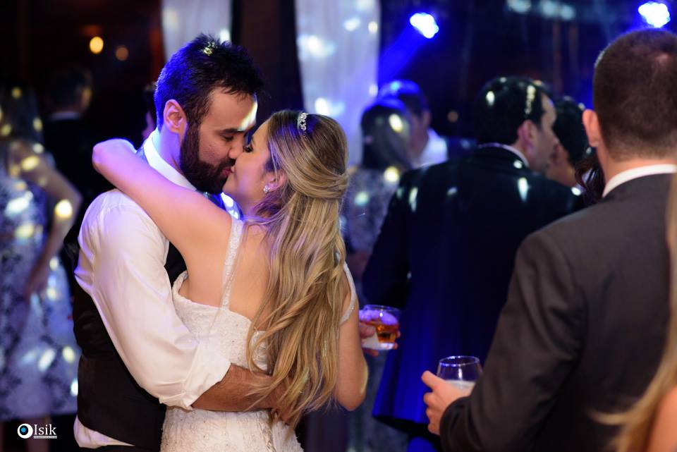 beijo dos noivos na festa