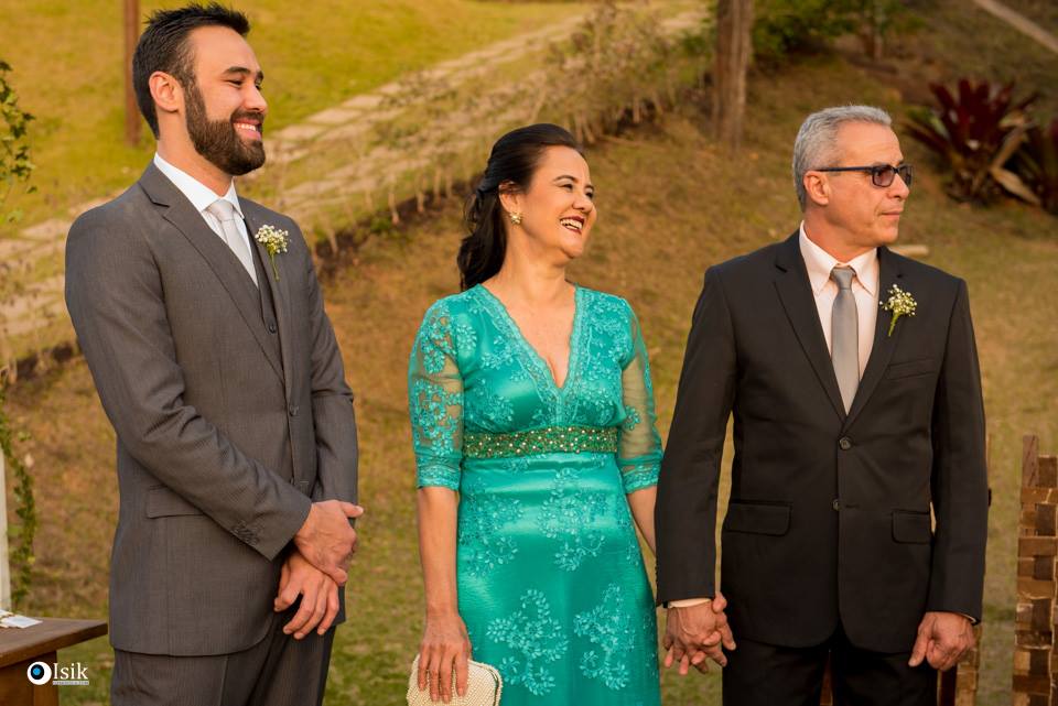 noivo quando a noiva entra na igreja