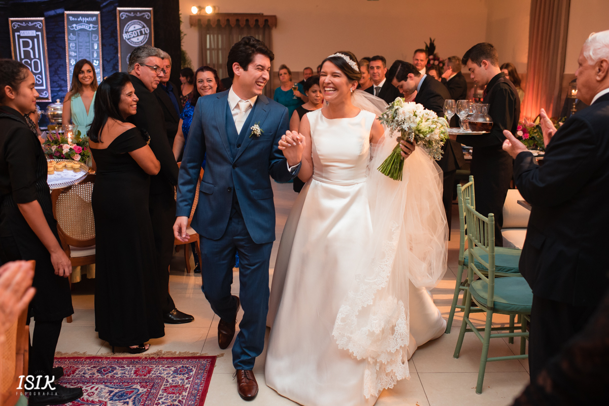 Making of da noiva casamento Barbacena Minas Gerais dia da noiva  mãe da noiva casamento na igreja noiva  buquê da noiva Noiva pronta Pronta para casar Damas de honra entrada da noiva Saída dos noivos  Festa de casamento mesa do bolo 