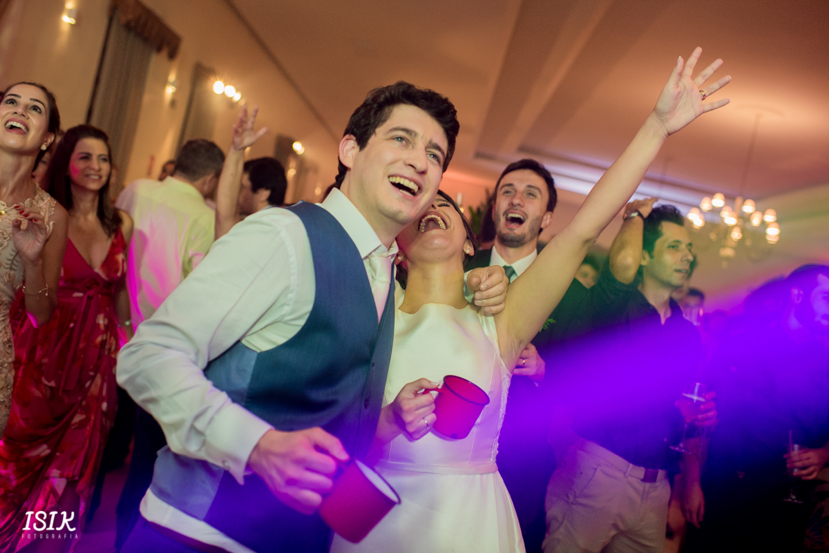 Making of da noiva casamento Barbacena Minas Gerais dia da noiva  mãe da noiva casamento na igreja noiva  buquê da noiva Noiva pronta Pronta para casar Damas de honra entrada da noiva Saída dos noivos  Festa de casamento mesa do bolo Retrato dos noivos 