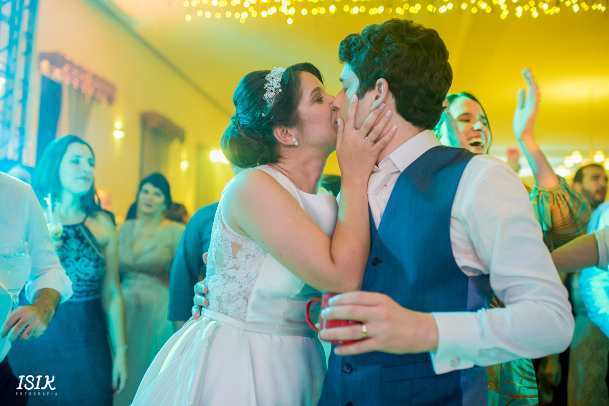 Making of da noiva casamento Barbacena Minas Gerais dia da noiva  mãe da noiva casamento na igreja noiva  buquê da noiva Noiva pronta Pronta para casar Damas de honra entrada da noiva Saída dos noivos  Festa de casamento mesa do bolo Retrato dos noivos 
