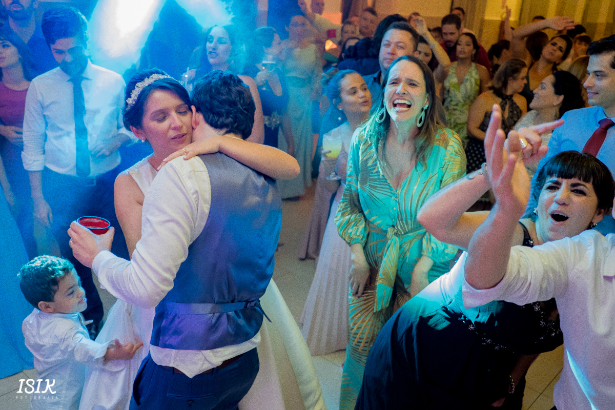 Making of da noiva casamento Barbacena Minas Gerais dia da noiva  mãe da noiva casamento na igreja noiva  buquê da noiva Noiva pronta Pronta para casar Damas de honra entrada da noiva Saída dos noivos  Festa de casamento mesa do bolo Retrato dos noivos 