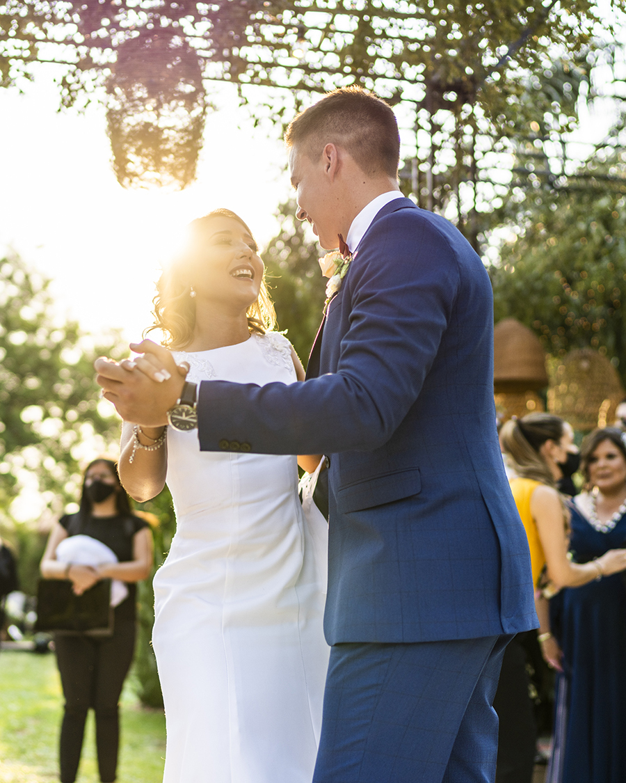 El primer baile como esposos, con la luz dorada del atardecer como testigo.
Fotografía emocional por Diego Britez.