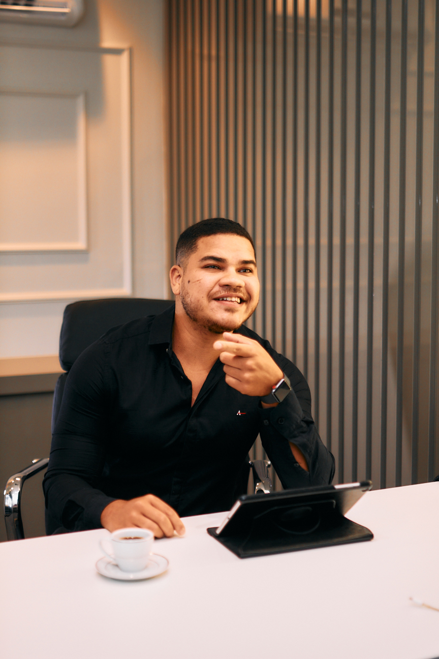 No moderno BS Design, realizamos um ensaio exclusivo para fortalecer a marca pessoal de Joas Gustavo. As fotos capturam profissionalismo, autenticidade e estilo, refletindo confiança e autoridade, essenciais para destacar sua presença no mercado de forma 