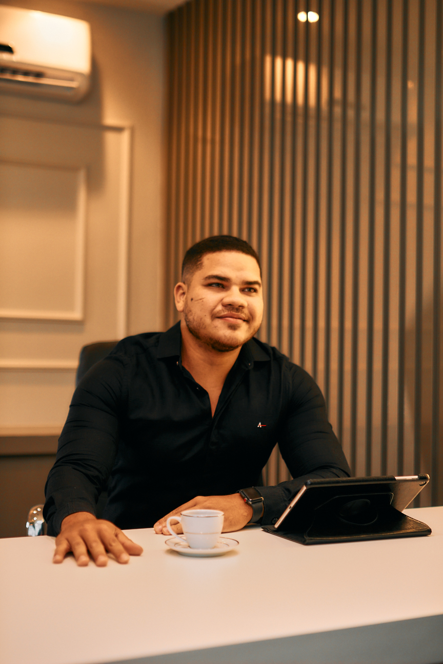 No moderno BS Design, realizamos um ensaio exclusivo para fortalecer a marca pessoal de Joas Gustavo. As fotos capturam profissionalismo, autenticidade e estilo, refletindo confiança e autoridade, essenciais para destacar sua presença no mercado de forma 