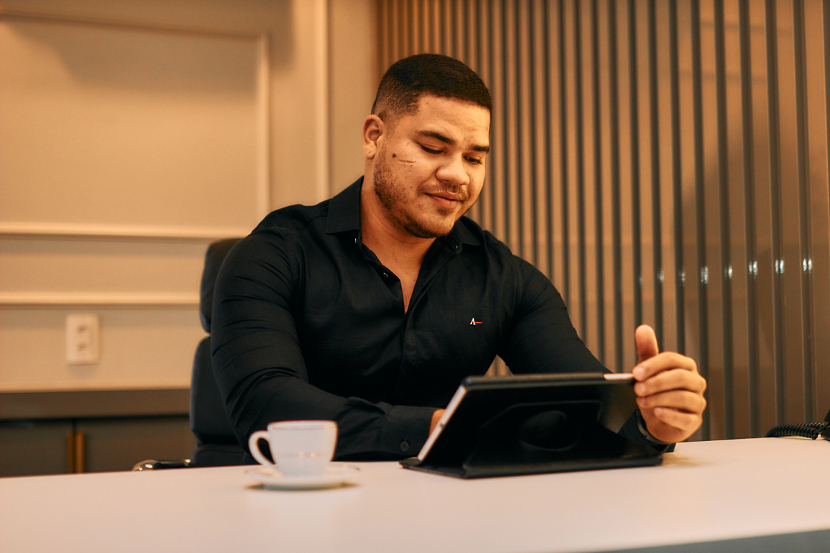 No moderno BS Design, realizamos um ensaio exclusivo para fortalecer a marca pessoal de Joas Gustavo. As fotos capturam profissionalismo, autenticidade e estilo, refletindo confiança e autoridade, essenciais para destacar sua presença no mercado de forma 