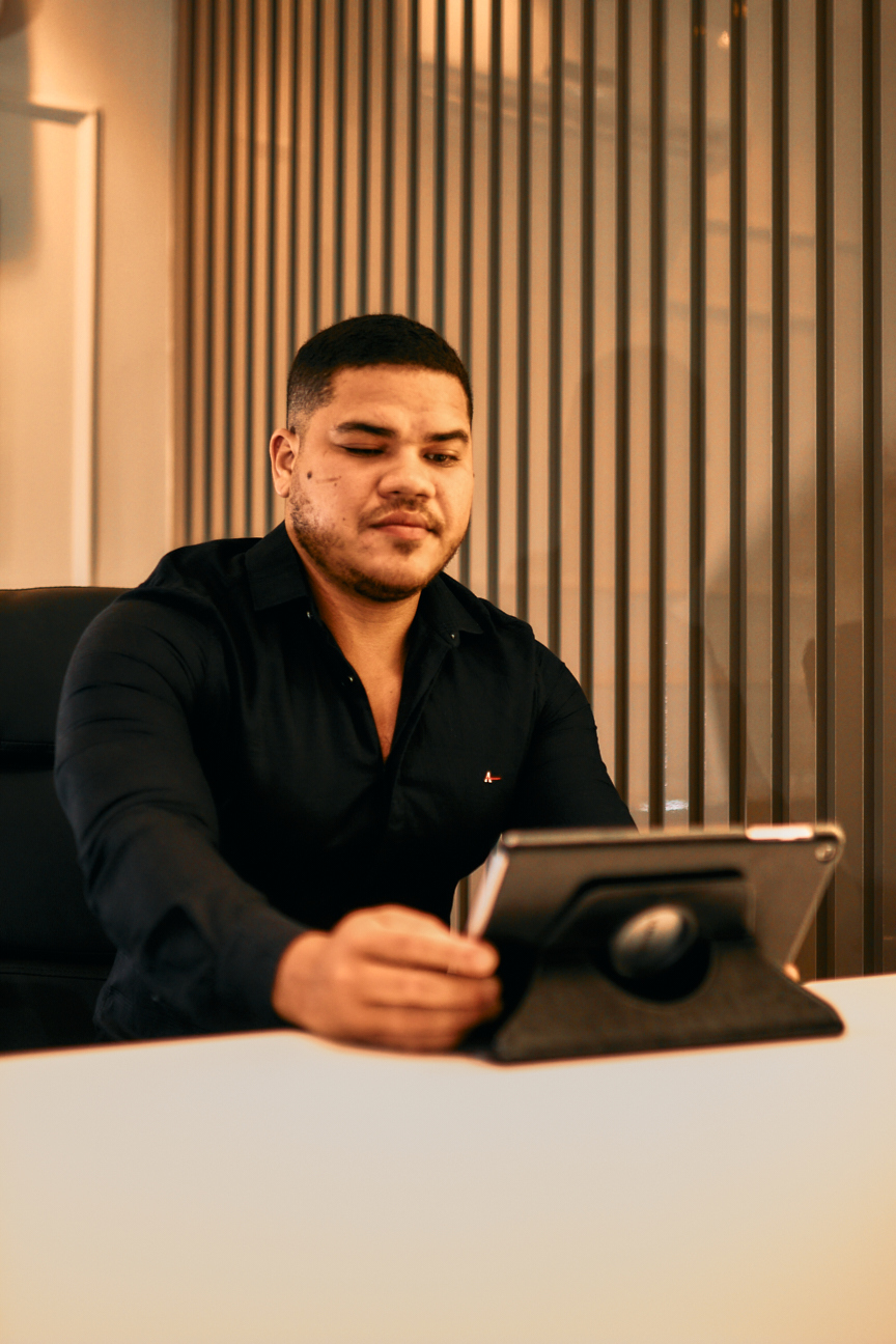 No moderno BS Design, realizamos um ensaio exclusivo para fortalecer a marca pessoal de Joas Gustavo. As fotos capturam profissionalismo, autenticidade e estilo, refletindo confiança e autoridade, essenciais para destacar sua presença no mercado de forma 