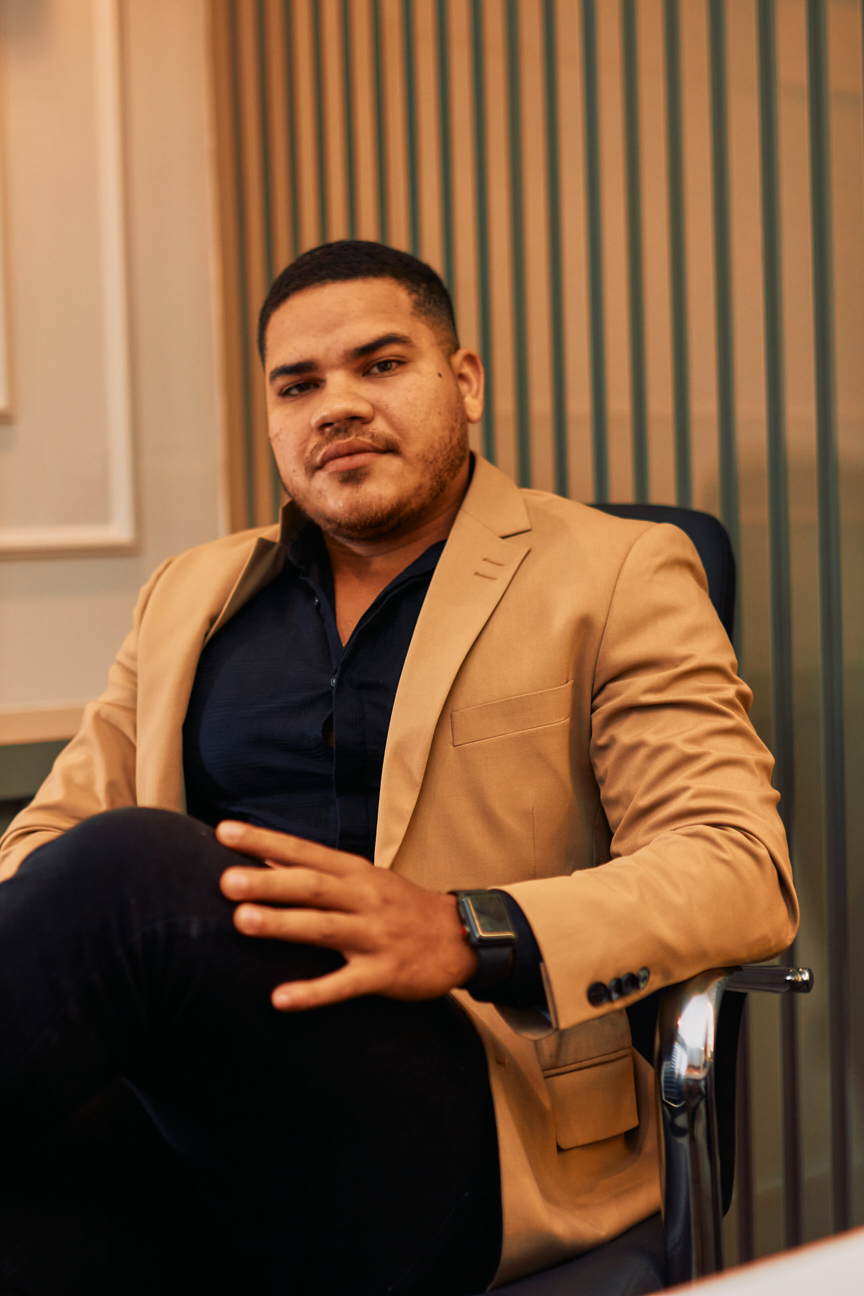 No moderno BS Design, realizamos um ensaio exclusivo para fortalecer a marca pessoal de Joas Gustavo. As fotos capturam profissionalismo, autenticidade e estilo, refletindo confiança e autoridade, essenciais para destacar sua presença no mercado de forma 