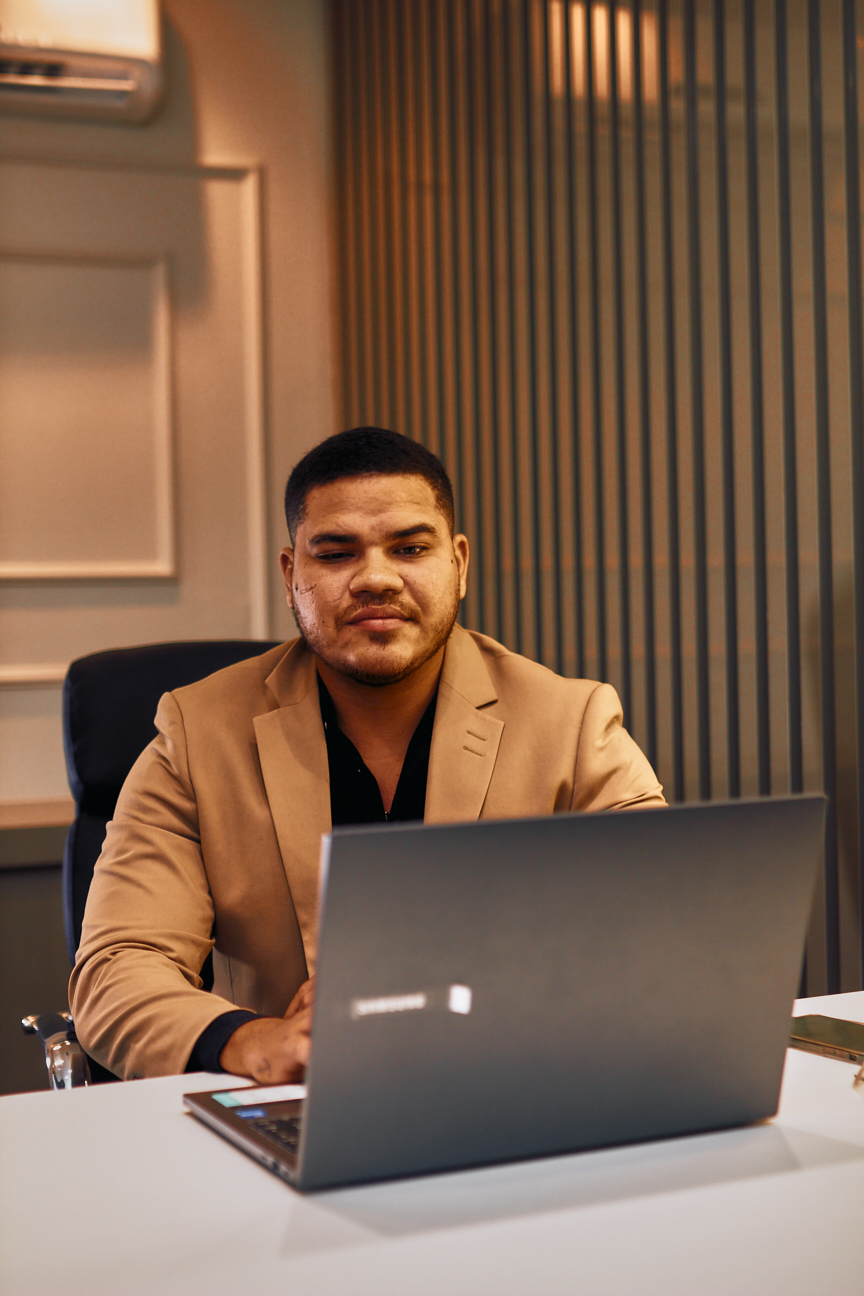 No moderno BS Design, realizamos um ensaio exclusivo para fortalecer a marca pessoal de Joas Gustavo. As fotos capturam profissionalismo, autenticidade e estilo, refletindo confiança e autoridade, essenciais para destacar sua presença no mercado de forma 