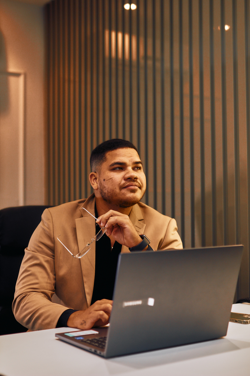 No moderno BS Design, realizamos um ensaio exclusivo para fortalecer a marca pessoal de Joas Gustavo. As fotos capturam profissionalismo, autenticidade e estilo, refletindo confiança e autoridade, essenciais para destacar sua presença no mercado de forma 