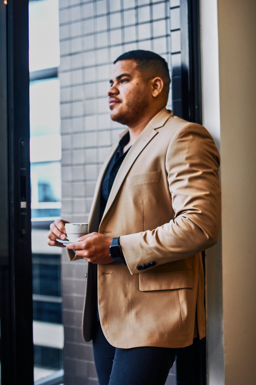 No moderno BS Design, realizamos um ensaio exclusivo para fortalecer a marca pessoal de Joas Gustavo. As fotos capturam profissionalismo, autenticidade e estilo, refletindo confiança e autoridade, essenciais para destacar sua presença no mercado de forma 