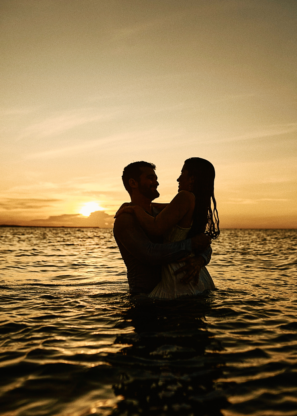 Capturei a magia do amor de Pedro Vitor e Aline em cenários deslumbrantes ao ar livre, onde o pôr do sol iluminou cada momento especial. Fotos que refletem autenticidade, conexão e a beleza de uma história compartilhada.