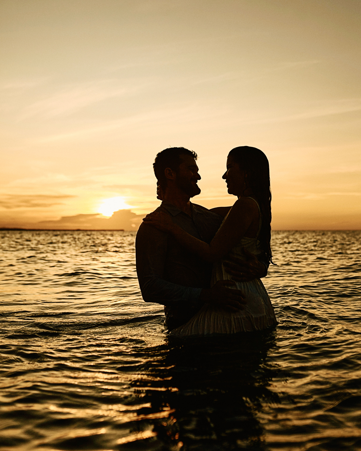 Capturei a magia do amor de Pedro Vitor e Aline em cenários deslumbrantes ao ar livre, onde o pôr do sol iluminou cada momento especial. Fotos que refletem autenticidade, conexão e a beleza de uma história compartilhada.