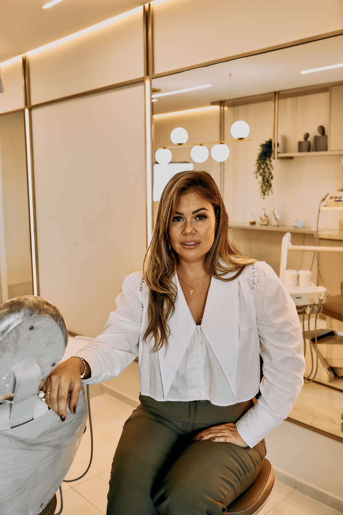 Capturamos o profissionalismo e cuidado da Drª Pâmela Kodacki em seu consultório, destacando sua dedicação ao sorriso dos pacientes e à harmonização facial. Cada foto reflete sua experiência e confiança, criando uma identidade visual forte para sua marca 