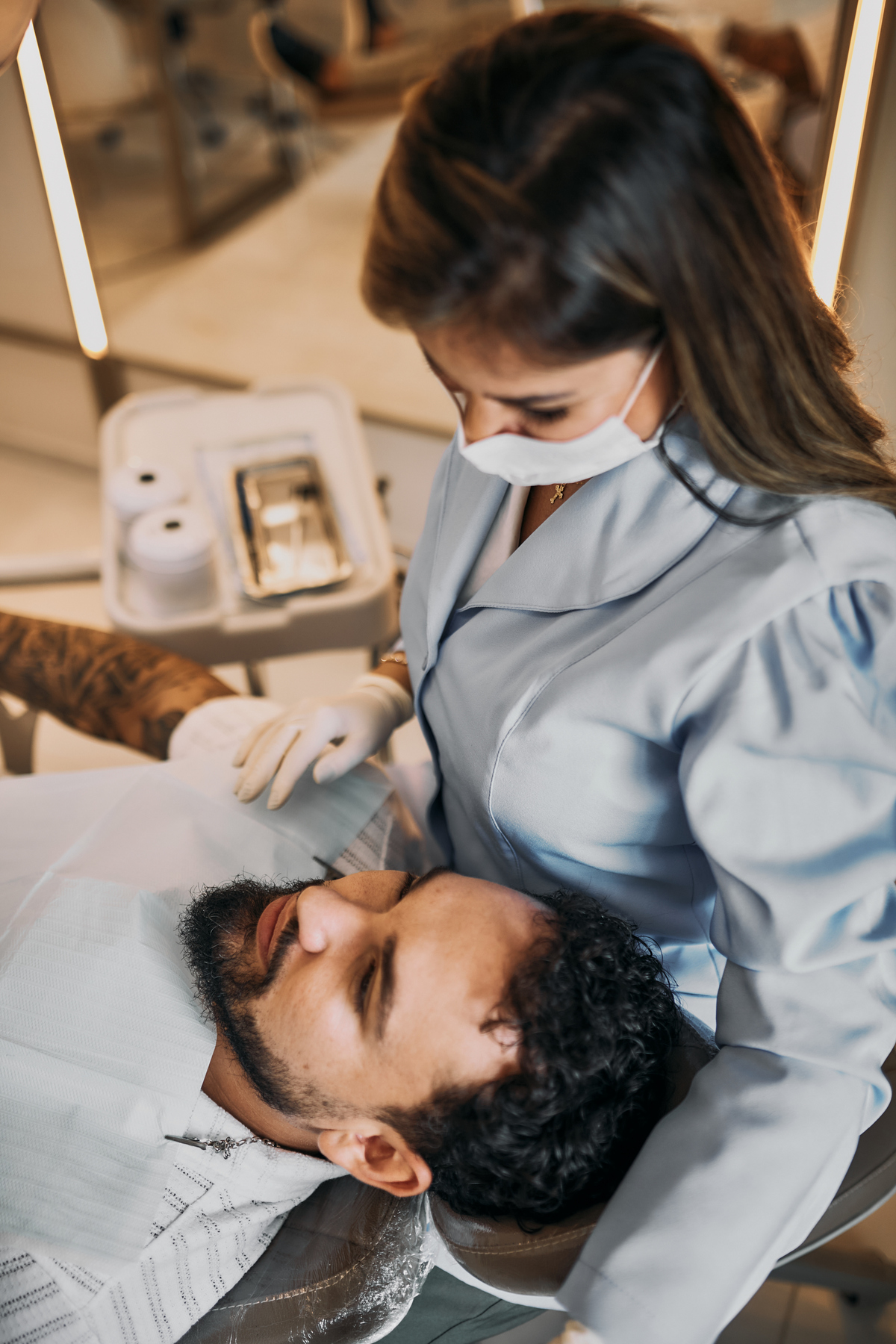 Capturamos o profissionalismo e cuidado da Drª Pâmela Kodacki em seu consultório, destacando sua dedicação ao sorriso dos pacientes e à harmonização facial. Cada foto reflete sua experiência e confiança, criando uma identidade visual forte para sua marca 