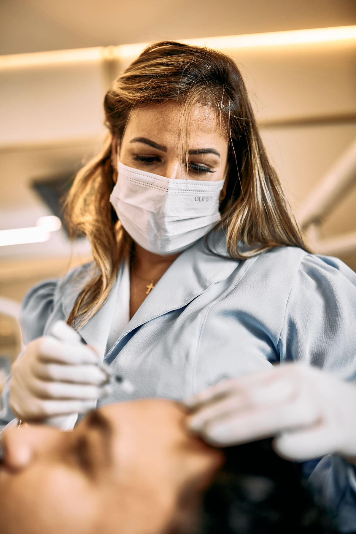 Capturamos o profissionalismo e cuidado da Drª Pâmela Kodacki em seu consultório, destacando sua dedicação ao sorriso dos pacientes e à harmonização facial. Cada foto reflete sua experiência e confiança, criando uma identidade visual forte para sua marca 