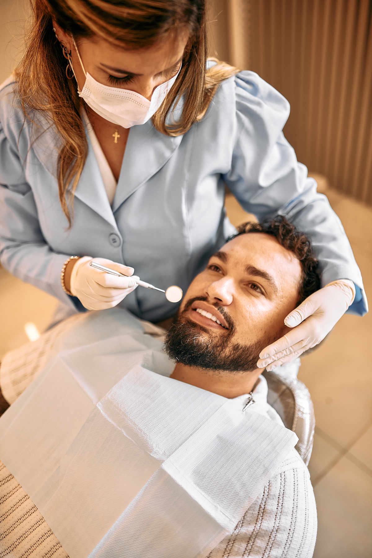 Capturamos o profissionalismo e cuidado da Drª Pâmela Kodacki em seu consultório, destacando sua dedicação ao sorriso dos pacientes e à harmonização facial. Cada foto reflete sua experiência e confiança, criando uma identidade visual forte para sua marca 