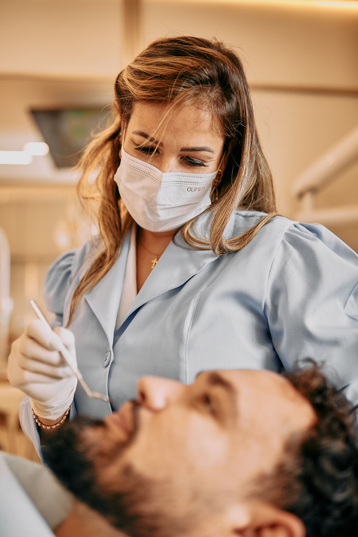 Capturamos o profissionalismo e cuidado da Drª Pâmela Kodacki em seu consultório, destacando sua dedicação ao sorriso dos pacientes e à harmonização facial. Cada foto reflete sua experiência e confiança, criando uma identidade visual forte para sua marca 