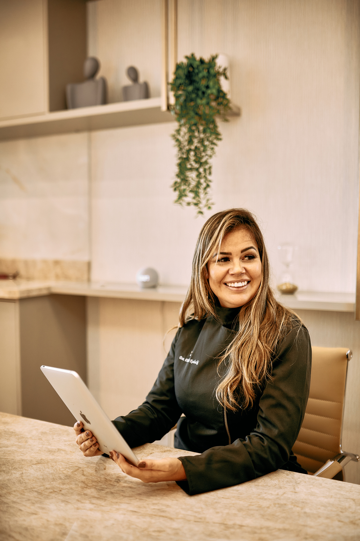 Capturamos o profissionalismo e cuidado da Drª Pâmela Kodacki em seu consultório, destacando sua dedicação ao sorriso dos pacientes e à harmonização facial. Cada foto reflete sua experiência e confiança, criando uma identidade visual forte para sua marca 