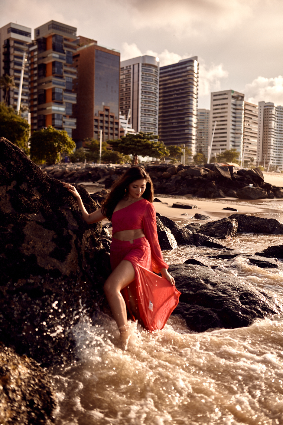 Joana Borboleta veio dos Estados Unidos para um ensaio especial na Praia do Mucuripe. Aproveitando a maré baixa e os corais, criamos imagens únicas e memoráveis. Ela encontrou meu trabalho no Google e agora tem lindas memórias desse momento