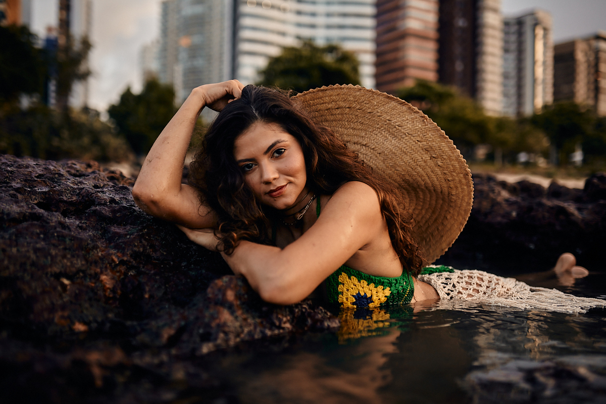 Joana Borboleta veio dos Estados Unidos para um ensaio especial na Praia do Mucuripe. Aproveitando a maré baixa e os corais, criamos imagens únicas e memoráveis. Ela encontrou meu trabalho no Google e agora tem lindas memórias desse momento
